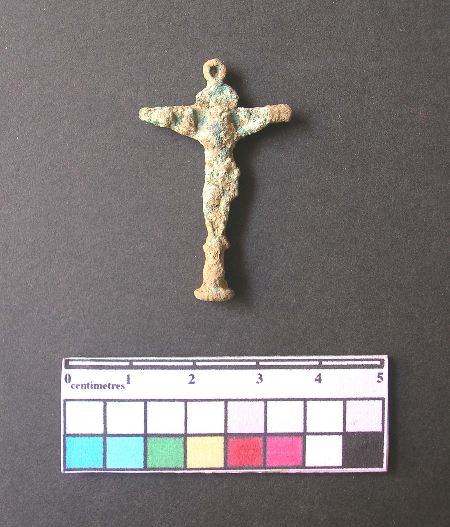 Crucifijo encontrado durante la investigación arqueológica